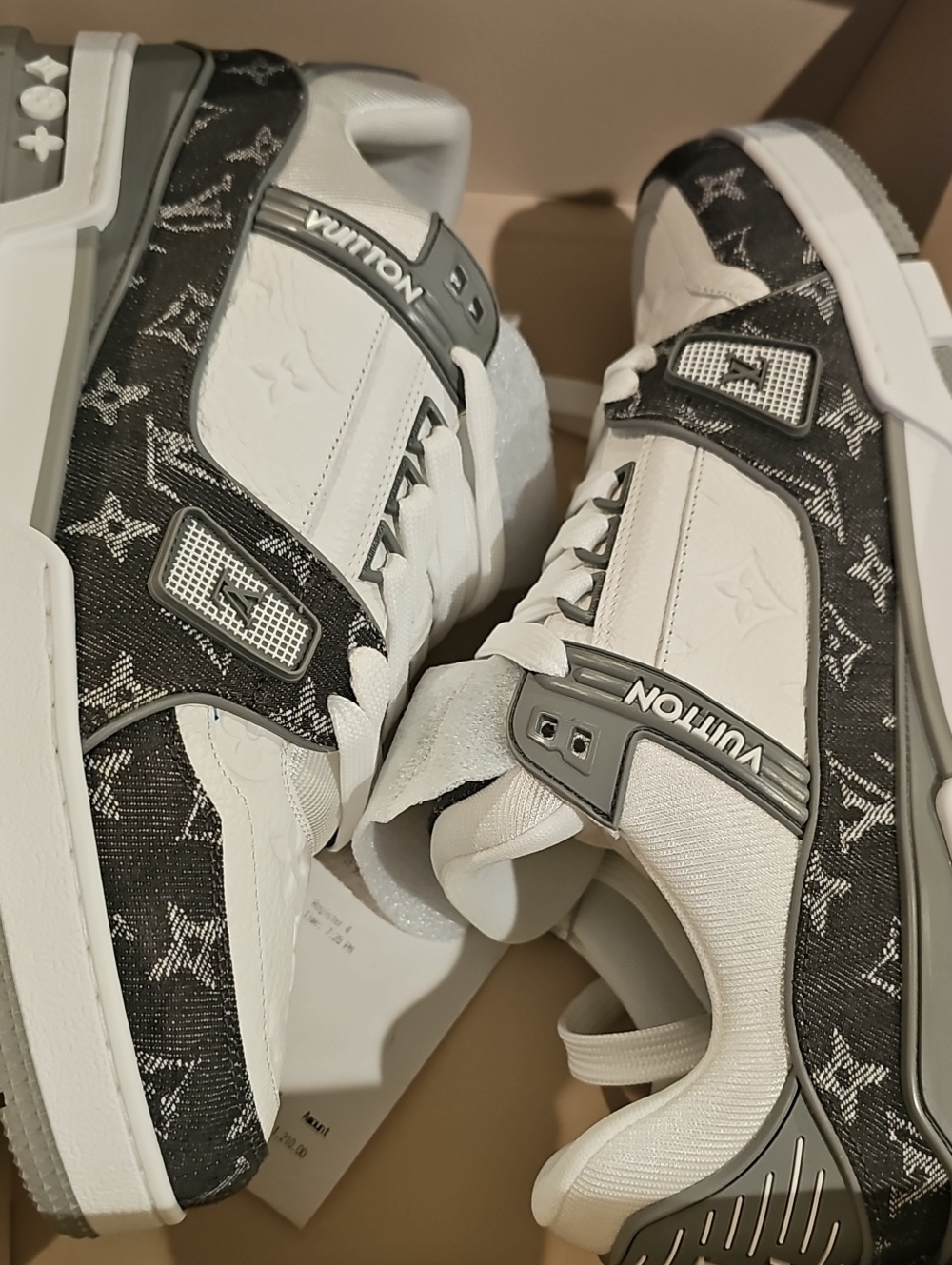AUTHENTIC BRAND NEW Louis Vuitton Monogram Low-Top Sneakers - White & GREY
